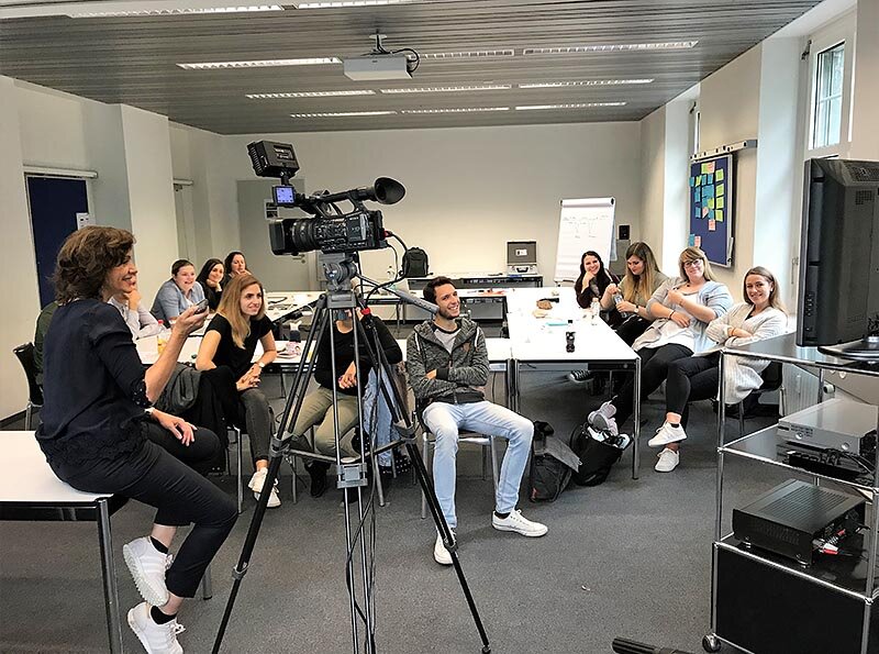 PHLU-Studierende reflektieren am MAZ gemeinsam mit Dozenten Gabriela Amgarten ihre Videos.