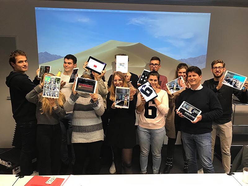 PHLU-Studierende am MAZ zeigen gemeinsam mit Dozent Matthias Haeberlin ihre Multimedia-Storys mit Tablets.