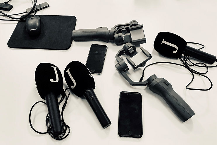 Das Bild zeigt Mobiltelefone, Gimbals und Mikrofone als Hilfsmittel für unterwegs.