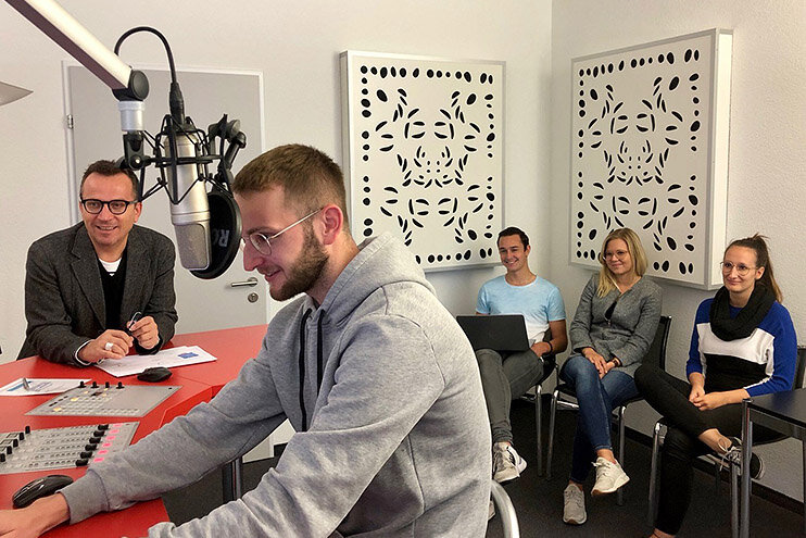 Das Bild zeigt Training und Feedback im MAZ Radio-Studio mit Dozent Michael Lehner.