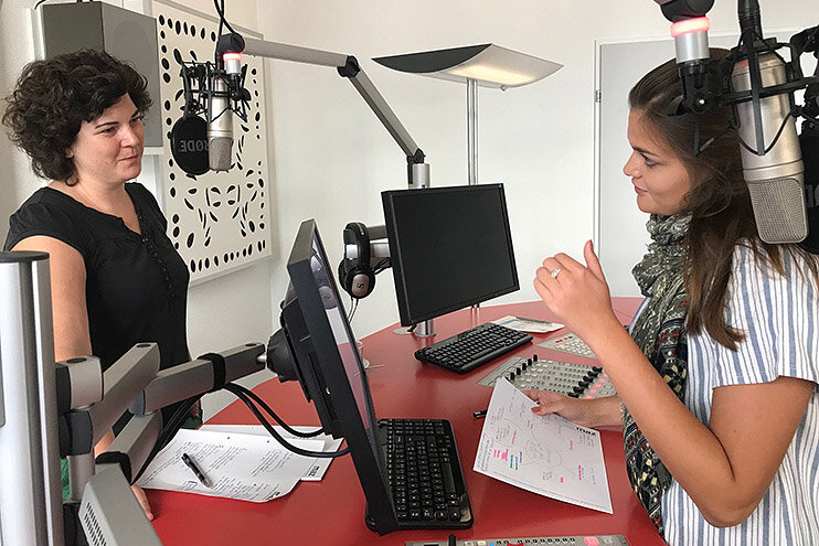 Das bild zeigt eine Sparring-Szene im Radiostudio mit Moderatorin Angela Haas und der luzerner Kantonsrätin Korintha Bärtsch