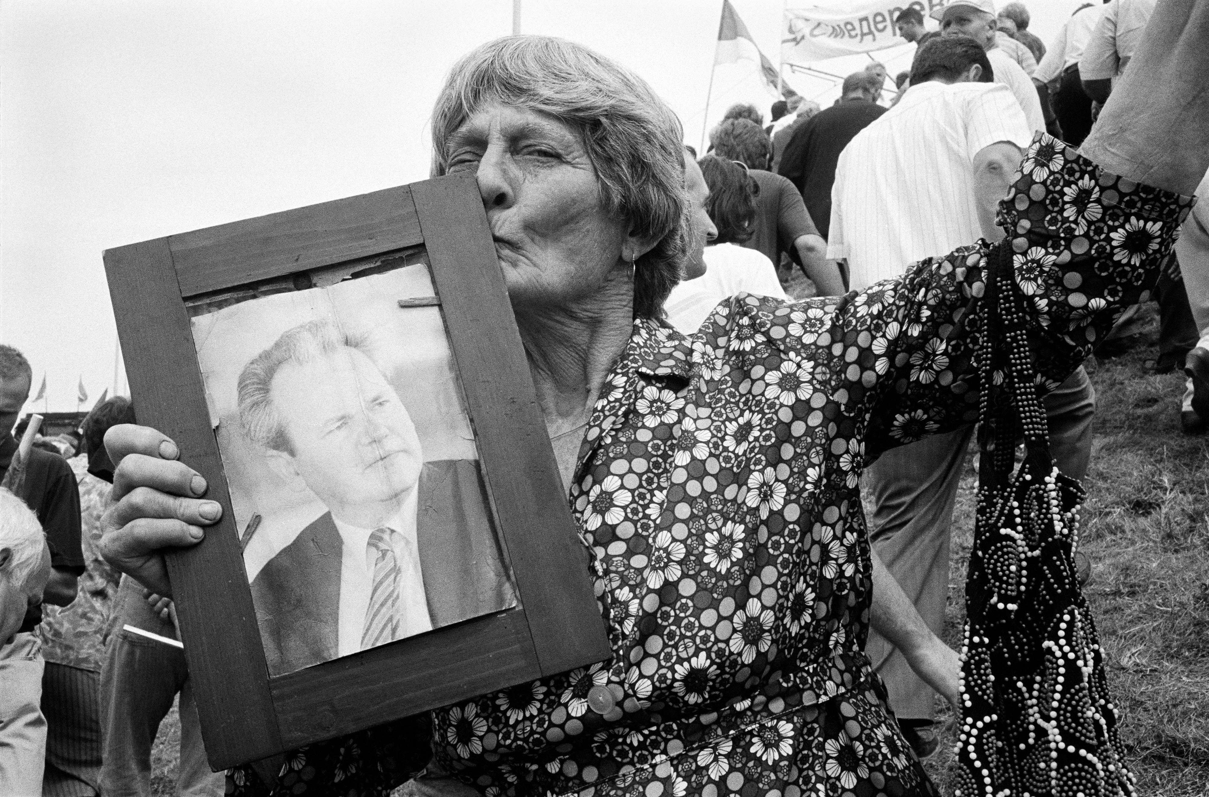 Pro-Milosevic-Demonstration in Novi Sad, Serbien, im Jahr 2000. Eine Frau küsst das Portrait von Slobodan Milosevic. Foto: Roland Schmid