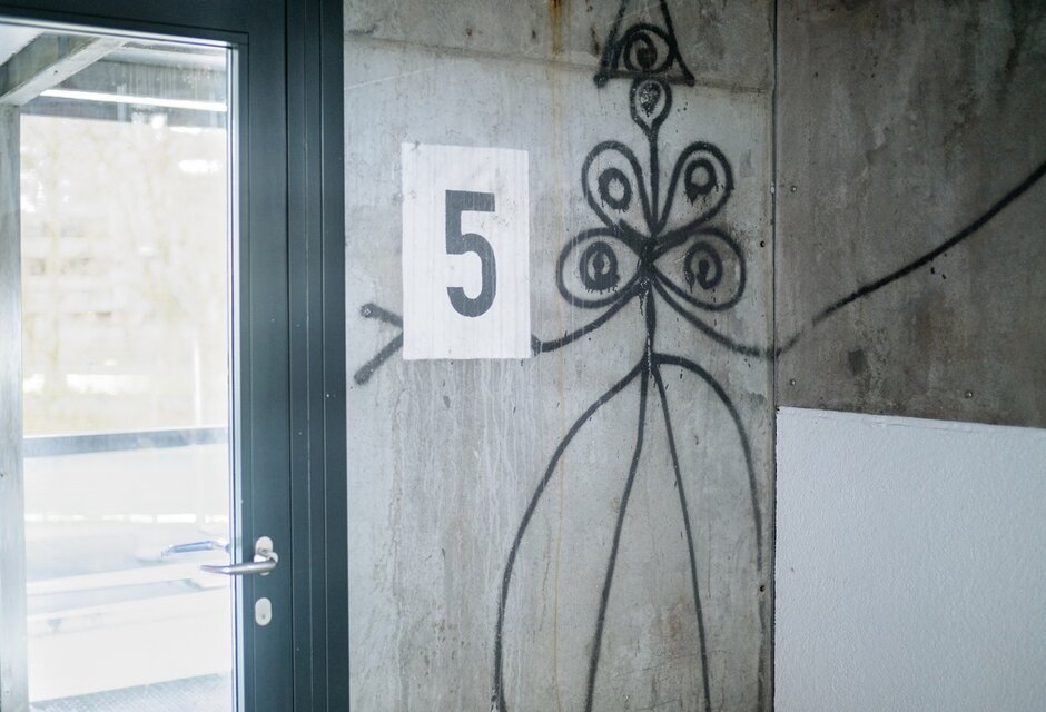 Fassaden-Installation von Benjamin Hermann im Neubad Luzern